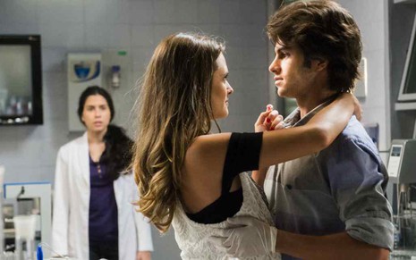 Cassandra (Juliana Paiva) agarra Fabinho (Daniel Blanco) e é flagrada por Débora (Olivia Torres) em cena de Totalmente Demais