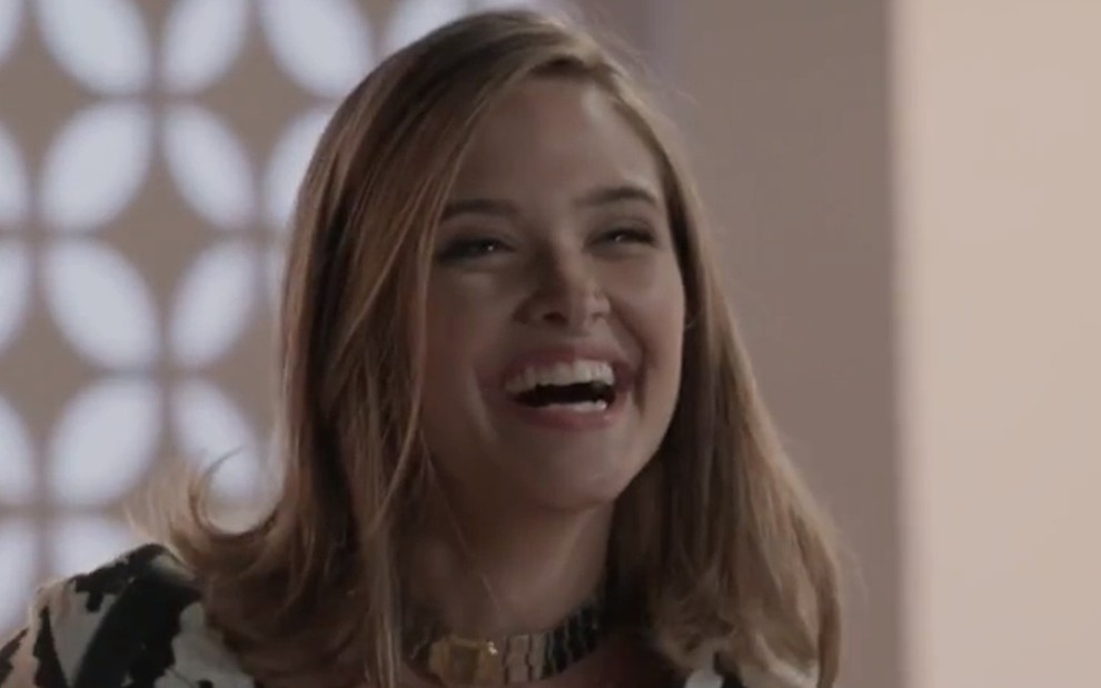 A atriz Juliana Paiva, sorrindo, em cena como Cassandra na novela Totalmente Demais
