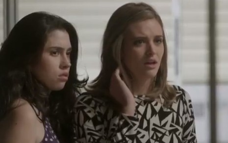 As atrizes Olivia Torres e Juliana Paiva com expressão de espanto, em cena como Cassandra e Débora na novela Totalmente Demais