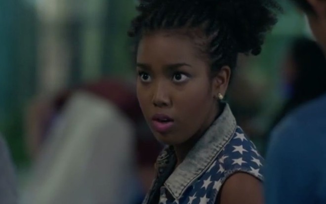 A atriz Lellê como a personagem Jennifer em cena de Totalmente Demais (2015), na Globo