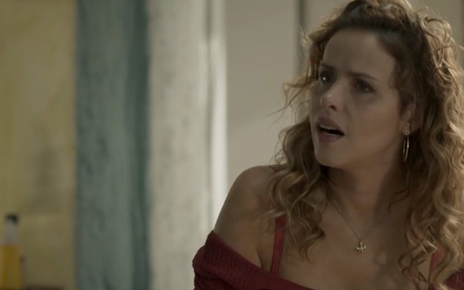 Leona Cavalli com expressão de desacreditada em cena como Gilda na novela Totalmente Demais