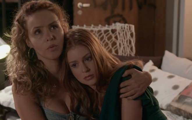 A atriz Leona Cavalli caracterizada como Gilda acolhe Marina Ruy Barbosa, a Eliza, em seu ombro em cena de Totalmente Demais