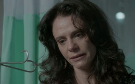 A atriz Malu Galli faz cara de choro como a personagem Rosângela em cena da novela Totalmente Demais, da Globo