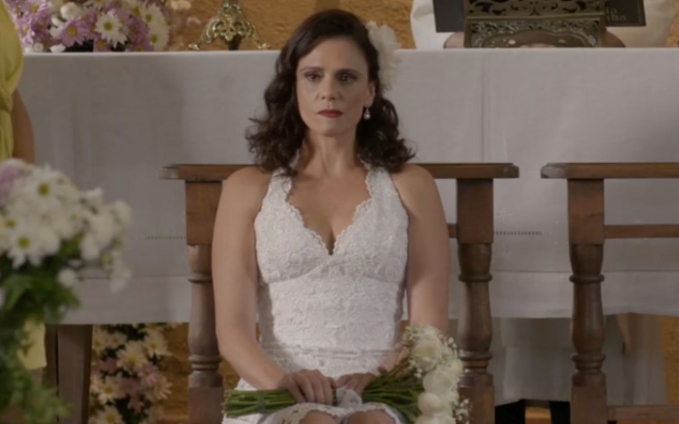 A personagem Rosângela (Malu Galli) sentada no altar e triste em cena da novela Totalmente Demais, da Globo
