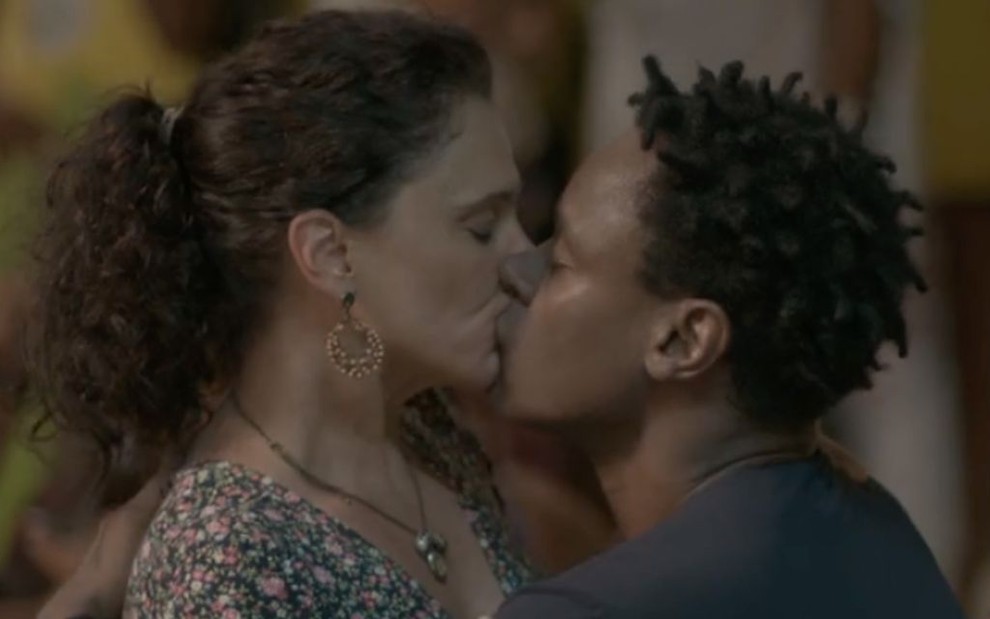 Os atores Malu Galli e Toni Garrido se beijam caracterizados como Rosângela e Montanha em cena de Totalmente Demais