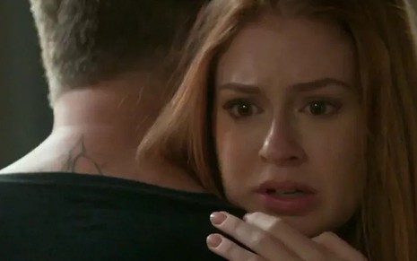 Eliza (Marina Ruy Barbosa) abraça Arthur (Fabio Assunção), apavorada, em cena de Totalmente Demais