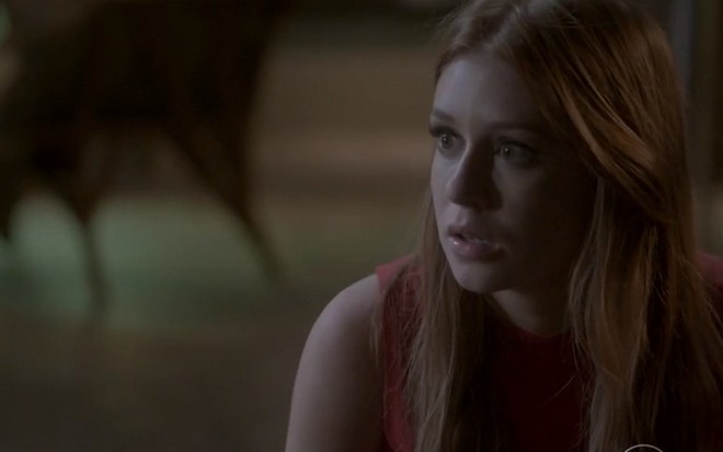Eliza (Marina Ruy Barbosa) com cara de assustada em cena de Totalmente Demais