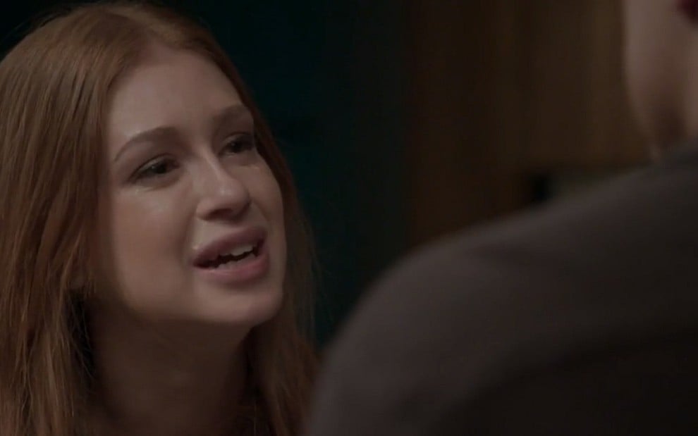 Eliza (Marina Ruy Barbosa) chora em discussão com Arthur (Fabio Assunção) em cena de Totalmente Demais