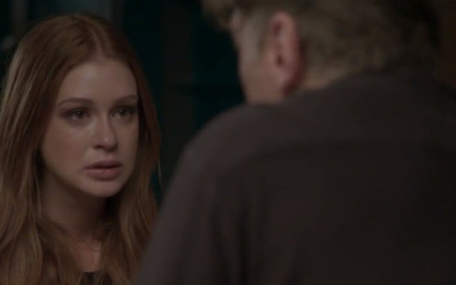 Marina Ruy Barbosa, chorando como Eliza em cena da novela Totalmente Demais