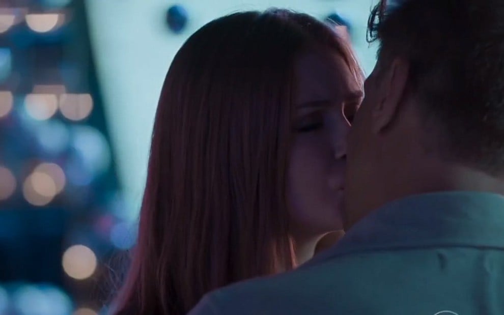 Eliza (Marina Ruy Barbosa) e Arthur (Fabio Assunção) se beijam antes de prova em Totalmente Demais