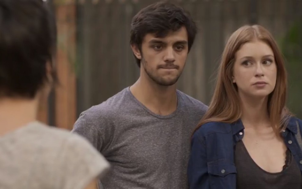 A atriz Marina Ruy Barbosa, com expressão séria, e o ator Felipe Simas, usando uma camiseta cinza, em cena como Eliza e Jonatas, na novela Totalmente Demais