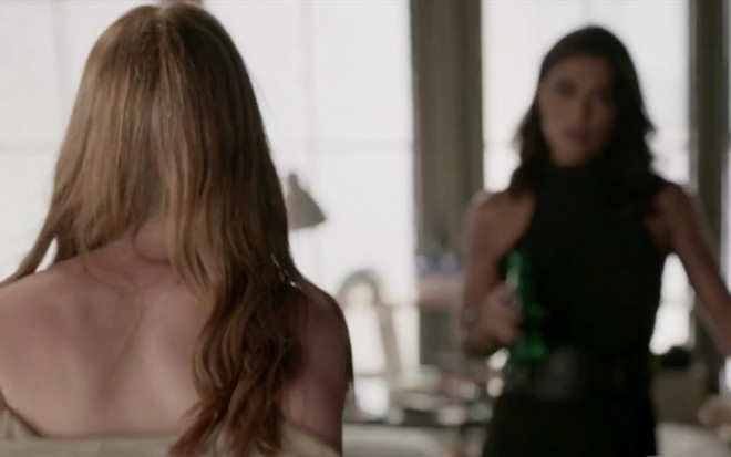 A atriz Marina Ruy Barbosa nua, de costas, até a altura das costas como a Eliza na frente de Juliana Paes, a Carolina, em cena de Totalmente Demais