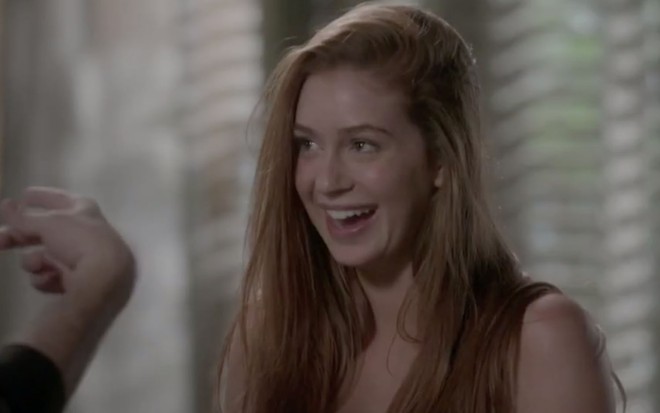 A atriz Marina Ruy Barbosa com um sorriso no rosto caracterizada como a Eliza em cena de Totalmente Demais