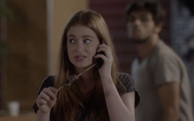 A atriz Marina Ruy Barbosa caracterizada como a personagem Eliza em cena de Totalmente Demais, da TV Globo