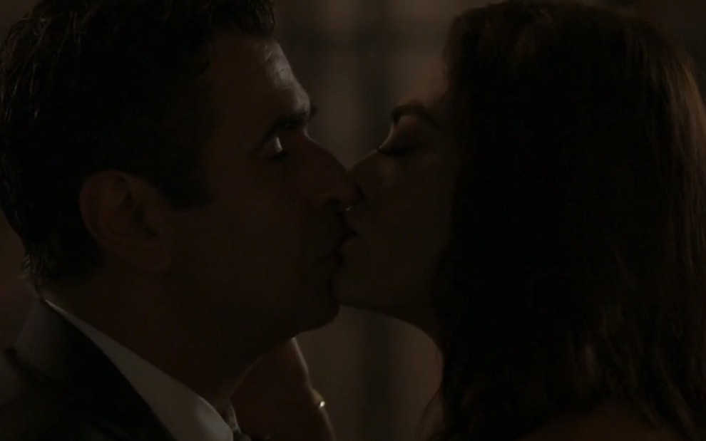Hugo (Orã Figueiredo) e Carolina (Juliana Paes) se beijam em cena de Totalmente Demais