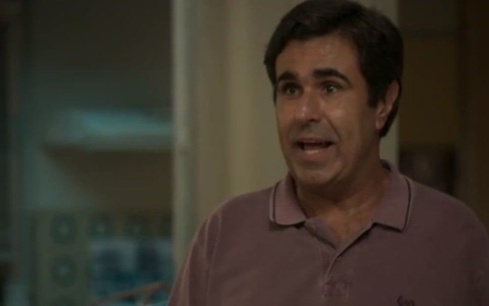 O ator Orã Figueiredo com uma camiseta polo clara, em cena como Hugo de Totalmente Demais
