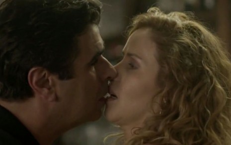 Os atores Orã Figueiredo e Leona Cavalli se beijam como os personagens Hugo e Gilda, respectivamente, na novela Totalmente Demais, da Globo
