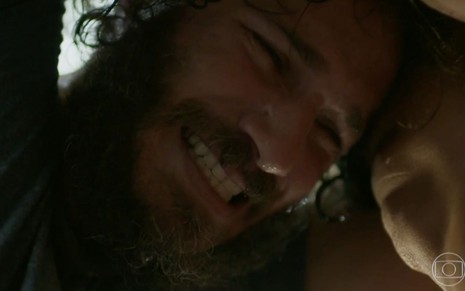 O personagem Dino (Paulo Rocha) chora em cena da novela Totalmente Demais, da Globo