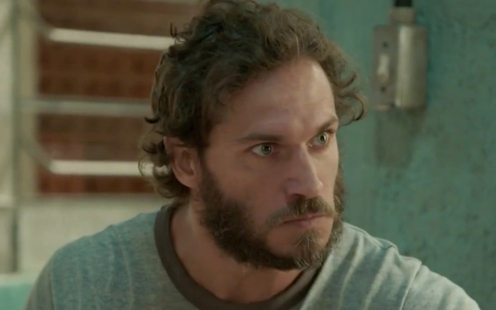 O ator Paulo Rocha caracterizado como o personagem Dino em cena da novela Totalmente Demais