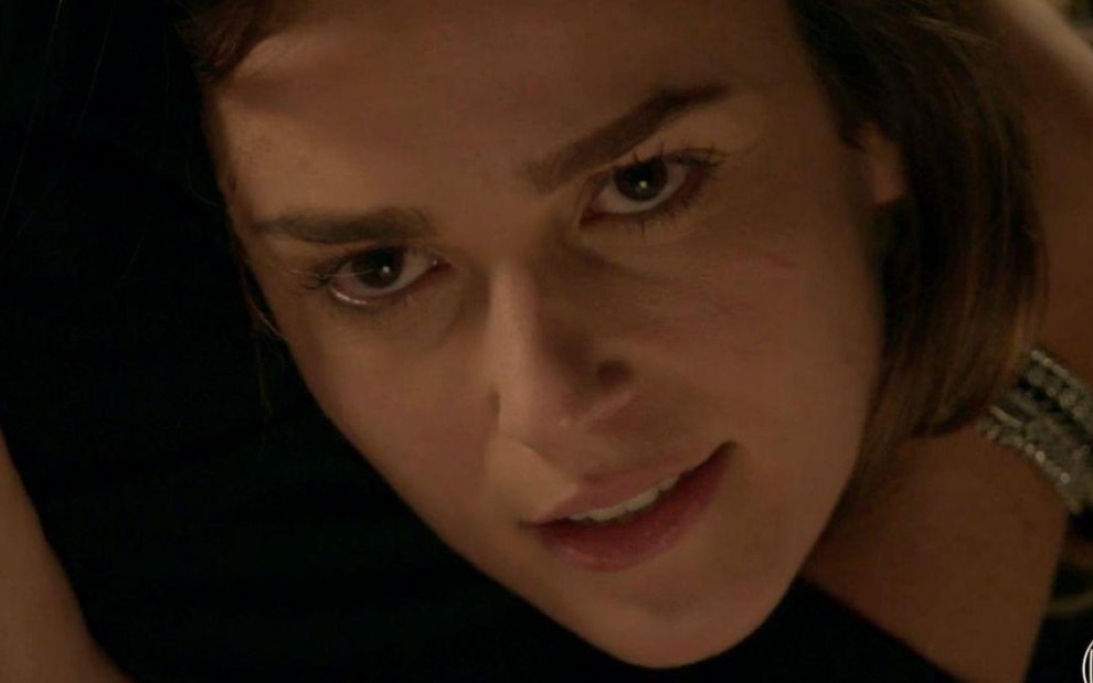A atriz Priscila Steinman com um olhar penetrante e assustador como a personagem Sofia na novela Totalmente Demais, da Globo