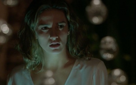 A atriz Priscila Steinman com um olhar assustador e com uma aura sombria como a personagem Sofia na novela Totalmente Demais, da Globo