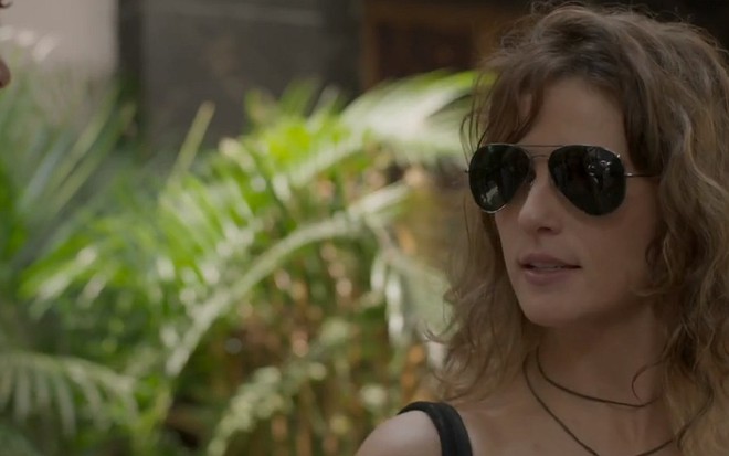 Sofia (Priscila Steinman) de óculos escuros em cena de Totalmente Demais