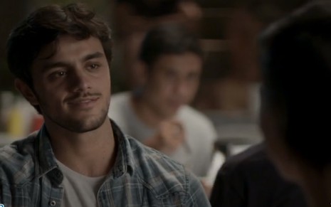 O ator Felipe Simas em cena como o personagem Jonatas na novela Totalmente Demais