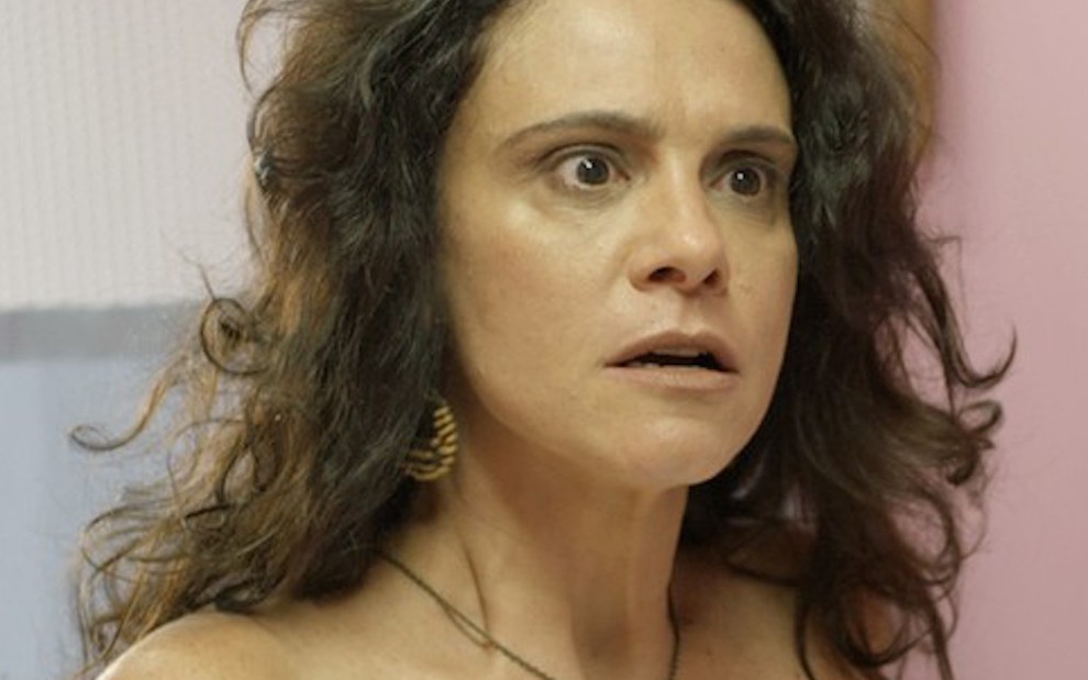 A atriz Malu Galli faz uma expressão de fúria durante gravação de cena de briga na novela Totalmente Demais
