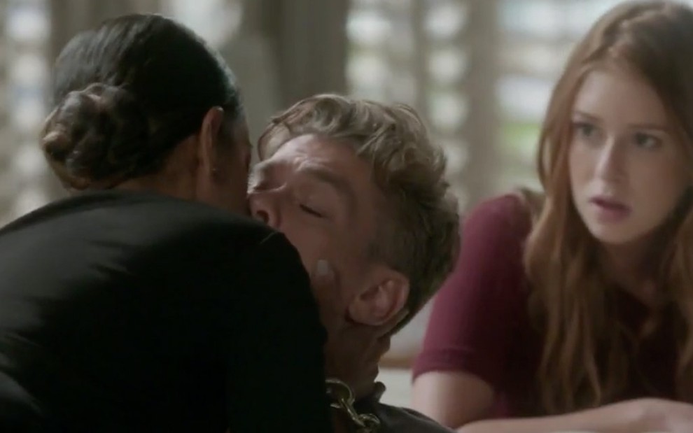 Dorinha (Samantha Schmütz) beija Arthur (Fabio Assunção) na frente de Eliza (Marina Ruy Barbosa) em cena de Totalmente Demais