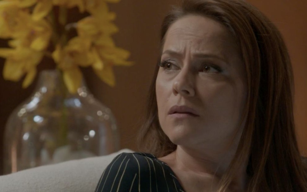A atriz Vivianne Pasmanter expressa choque como a personagem Lili em cena da novela Totalmente Demais, da Globo