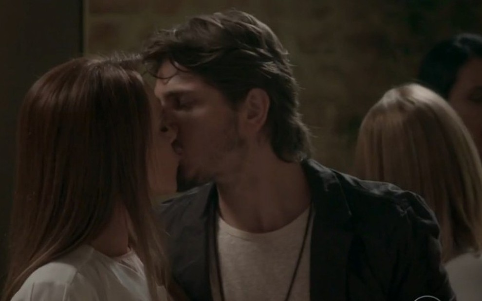 Lili (Vivianne Pasmanter) beija Rafael (Daniel Rocha) em cena de Totalmente Demais