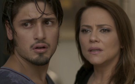 Os atores Daniel Rocha e Vivianne Pasmanter em cena de Totalmente Demais caracterizados como os personagens Rafael e Lili