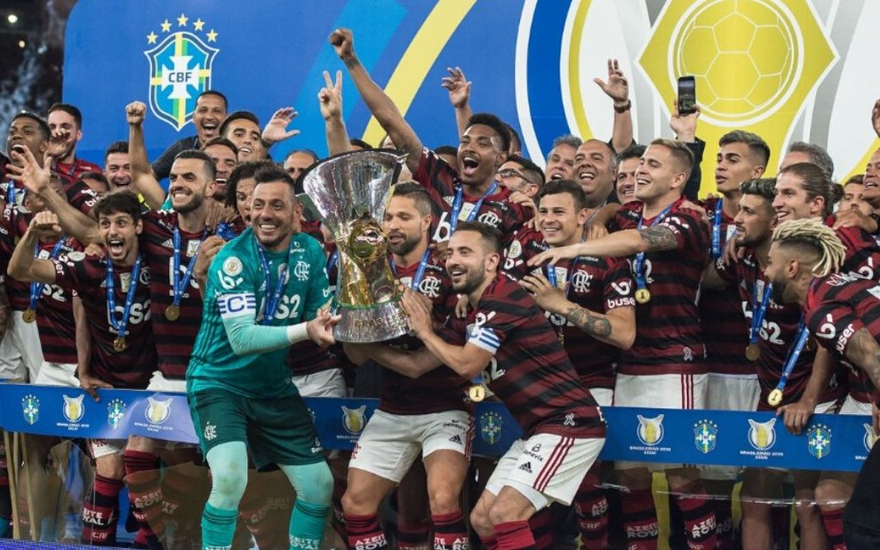 Equipe do Flamengo levanta a taça do Campeonato Brasileiro e comemora o título da competição