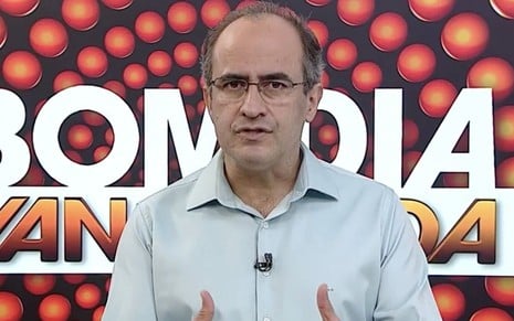 O apresentador Carlos Abranches na apresentação do jornal Bom Dia Vanguarda, da TV Vanguarda, afiliada da Globo em São José dos Campos