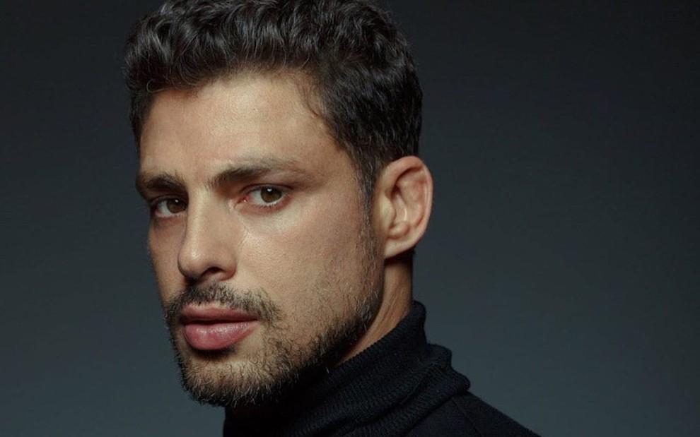 O ator Cauã Reymond usa blusa de gola alta preta em imagem publicada em seu perfil no Instagram