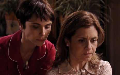 As atrizes Débora Falabella e Adriana Esteves em cena como as personagens Nina e Carminha, respectivamente, da novela Avenida Brasil (2012) que está no ar no Vale a Pena Ver de Novo