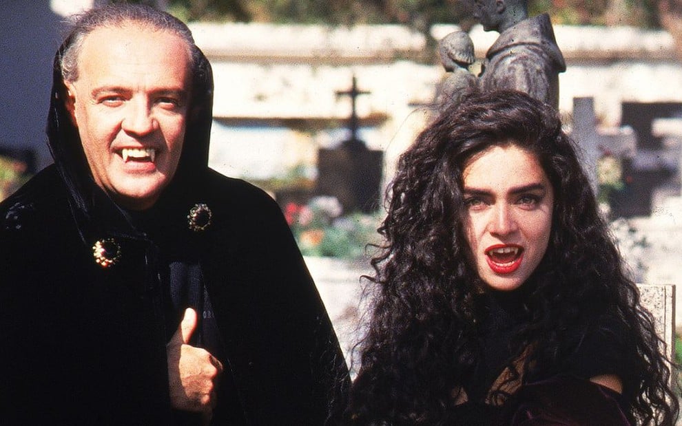 Ney Latorraca (Vlad) e Claudia Ohana (Natasha), com visual de vampiro, nos bastidores das gravações da novela Vamp