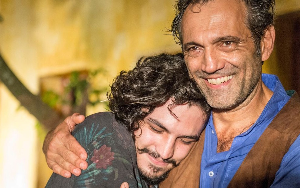 Foto dos atores Gabriel Leone e Domingos Montagner abraçados e sorrindo