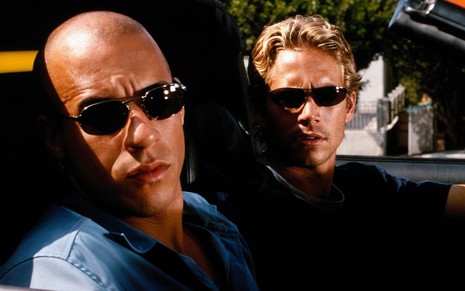 Vin Diesel e Paul Walker de óculos escuros e dentro de um carro em Velozes & Furiosos (2001)
