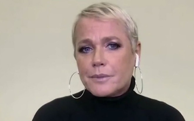 A apresentadora Xuxa Meneghel com expressão séria durante entrevista no Conversa com Bial