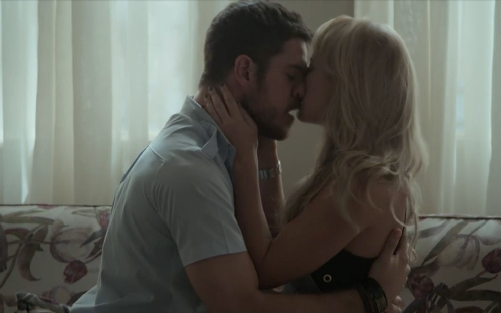 Marco Pigossi e Paolla Oliveira em cena de A Força do Querer: personagens se beijam apaixonadamente