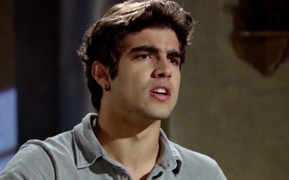 O ator Caio Castro grava cena de Fina Estampa caracterizado como Antenor na qual ele usa uma blusa cinza