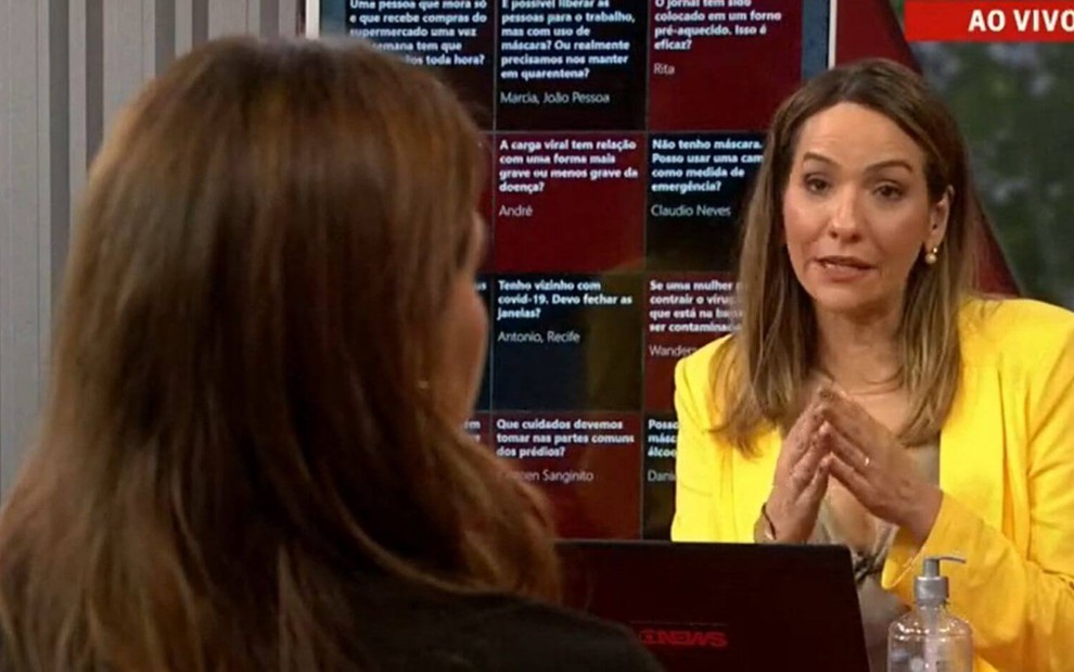 Conversa entre as jornalistas Andréia Sadi (de costas) e Maria Beltrão no programa Estúdio I, da GloboNews