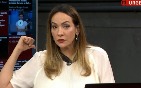 Maria Beltrão aponta o dedo para trás enquanto fala no Estúdio i, da GloboNews