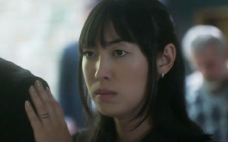 A personagem Tina (Ana Hikari) olha séria em cena de As Five, série exclusiva do Globoplay