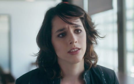 Manoela Aliperti em cena de As Five: caracterizada como Lica, personagem olha de maneira desesperada para alguém fora do quadro