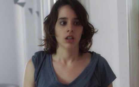 A personagem Lica (Manoela Aliperti) olha em estado de choque e perdida em cena da série As Five, do Globoplay