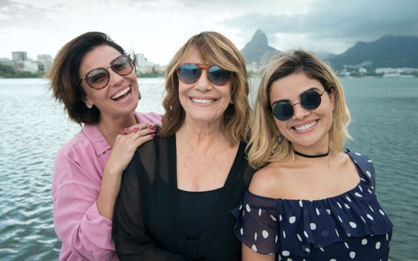 As atrizes Giovanna Antonelli, Renata Sorrah e Vanessa Giácomo sorriem em foto com paisagem do Rio de Janeiro ao fundo