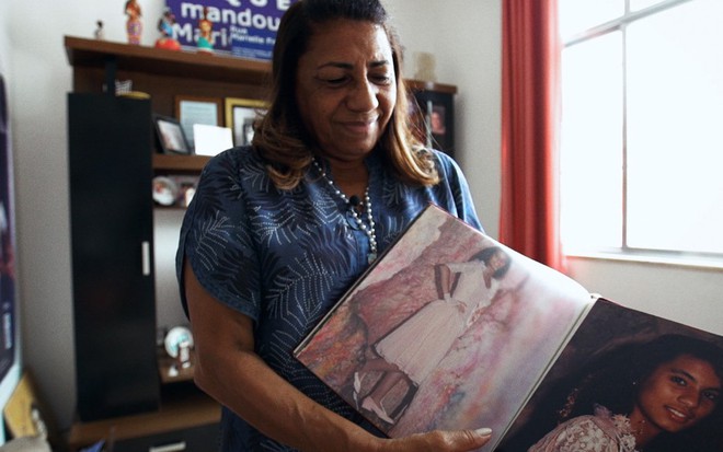 Marinete Francisco, mãe de Marielle Franco, exibe álbum de fotografias da festa de 15 anos da filha