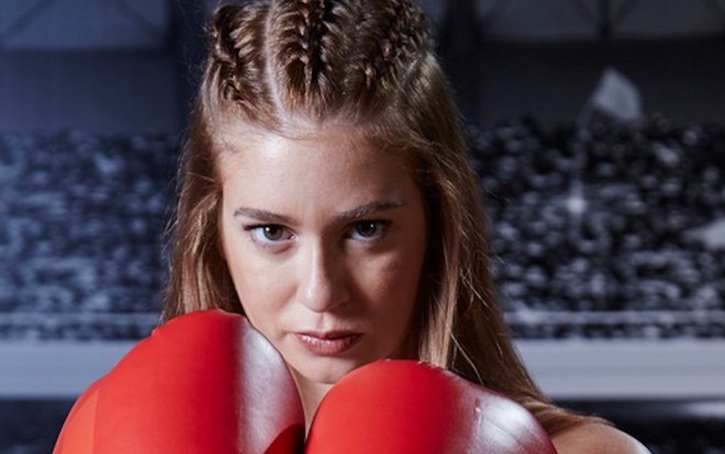 Marina Ruy Barbosa posa com luvas de boxe e tranças no cabelo para ensaio fotográfico da novela Totalmente Demais